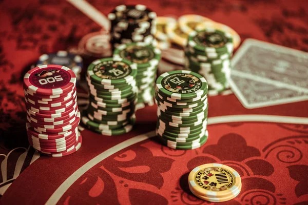 Live casino tables and slot games displayed on the ibobet Android App